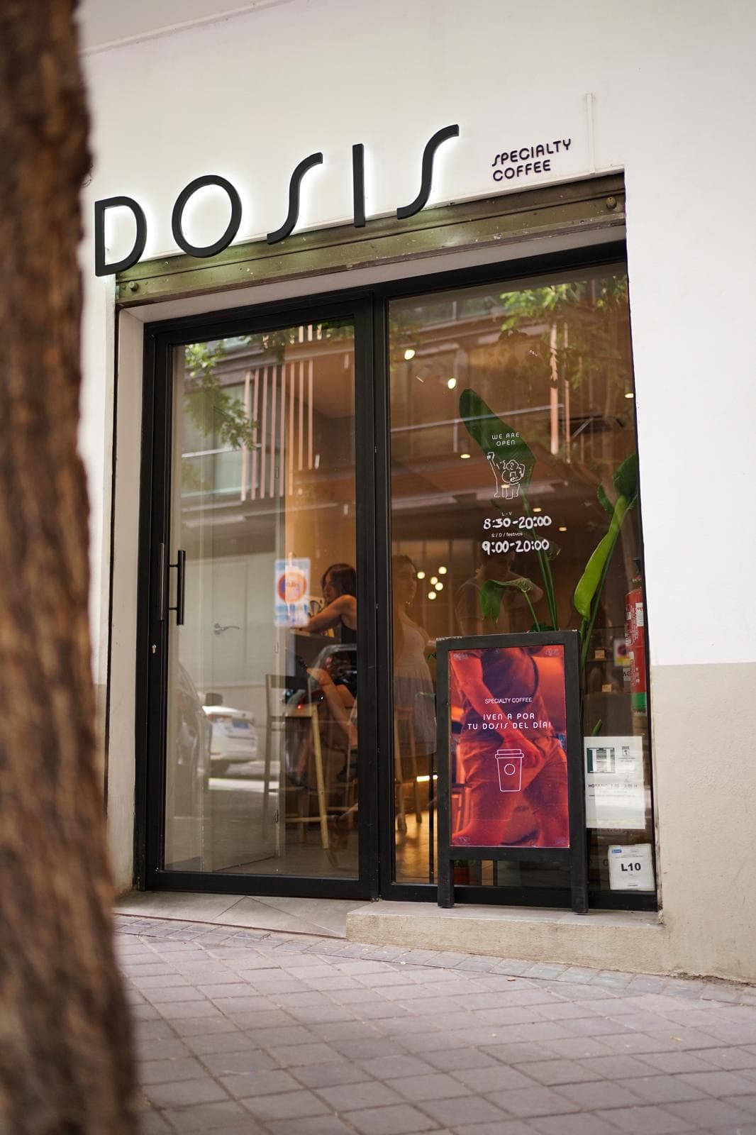 Fachada de Dosis Café en Chamberí, Madrid